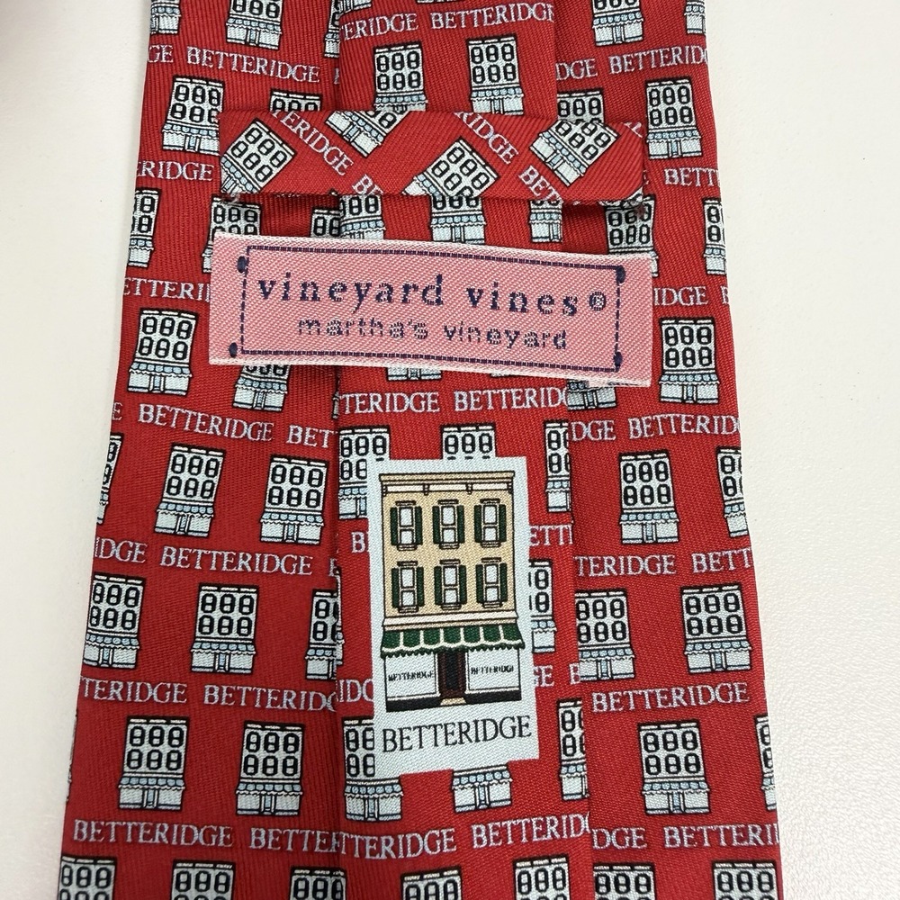 Vineyard Vines Men's Tie Betteridge Red 100% Satin Silk USA 3.5" (W) 57" (L) guc